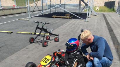 Bild: exb
Mikka Trapp mit seinem Kart.