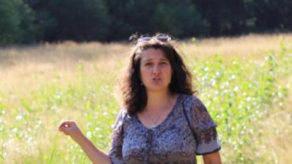 Bild: nm
Bei einer Wanderung mit dem Katholischen Frauenbund stellt Maria Müller Spitzwegerich, Beifuß, Kamille und Co. vor.
