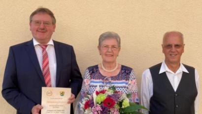 Bild: Stefanie Gradl
Bürgermeister Hans-Martin Schertl (links) überbrachte dem Jubelpaar Irmgard und Hans Wolf die Glückwünsche der Stadt Vilseck.