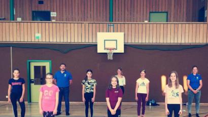 Bild: gz
Die TSV-Vorstandsmitglieder Carina Kaiser und Martin Nickl (blaues T-Shirt) danken Übungsleiterin Belinda Lindner (hinten, Mitte) für die Leitung der neuen Tanzgruppe.