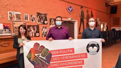 Bild: ANDREAS ROYER
Flagge gegen das Verdrängen zeigen im Capitol (von links) die stellvertretende Sulzbach-Rosenberger Juso-Vorsitzende Katharina Rösel, Verdi-Bezirksvorsitzender Stefan Dietl sowie Juso-Vorsitzender Noah Pawlica.