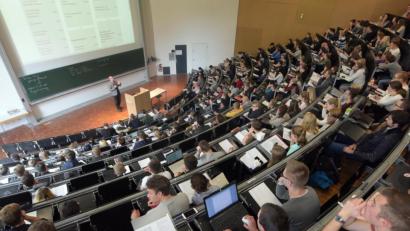 Symbolbild: Stefan Puchner/dpa
Die Grünen fordern, dass im Wintersemester an Bayerns Hochschulen Präsenzveranstaltungen abgehalten werden.