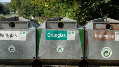 Bild: ohr
Tiefbaumaßnahmen im Umfeld des Containerstandortes in Altfalter/Gemeinde Schwarzach behinderten die Zufahrt zur Abholung Zwischenzeitlich entleerte das beauftragte Unternehmen überfüllte Behälter und eine ordnungsmäße Entsorgung ist wieder garantiert..
