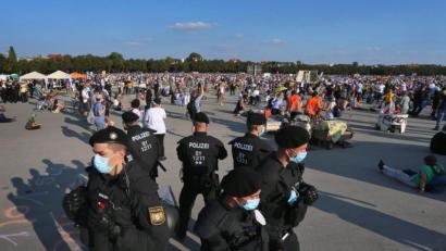 Bild: Karl-Josef Hildenbrand/dpa
Polizisten haben auf der Theresienwiese in München bei einer Demonstration gegen die Corona-Maßnahmen einen Kreis gebildet.