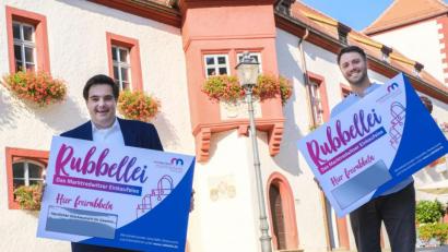 Bild: Stadtmarketing Marktredwitz/exb
Rubbellose gibt es ab Montag, 21. September, in über 100 Geschäften und Gastronomiebetrieben der Einkaufsstadt Marktredwitz. „Jedes zehnte Los gewinnt“, versprechen "MAKnetisch"-Vorsitzender Sebastian Macht (links) und Innenstadtkoordinator Dominik Hartmann (rechts).
