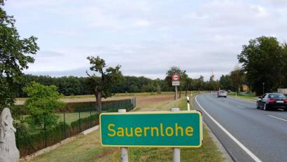 Bild: sm
Die Gemeinde plant auf der westlichen Seite (Sauernlohe) der B22 ein Misch-/Gewerbegebiet. Dieses umfasst drei große Gewerbeareale und südlich angrenzend ein "Urbanes Gebiet""