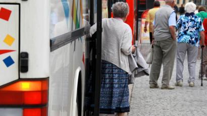 Symbolbild: Jens Büttner/dpa
Eine ältere Frau steigt aus einem Reisebus aus. Überteuerte Topfsets, Rheumadecken oder nicht gelieferte Artikel: Das Problem der Abzocke bei so genannten Kaffeefahrten beschäftigt derzeit die Polizeiinspektion Amberg.