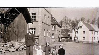 Repro: hev
Stolz führt der Eschenbacher Familienvater Josef Ott seine Kinderschar aus, während die Mutter wahrscheinlich mit Haushaltspflichten beschäftigt ist.