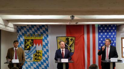 Bild: Stefanie Gradl
Eingerahmt von Bürgermeister Edgar Knobloch (links) und Bürgermeister Hans-Martin Schertl (rechts) sprach Wirtschaftsminister Hubert Aiwanger zu den Vilsecker Stadträten.
