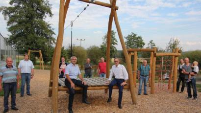 Bild: kro
Sie freuen sich mit Abstand über den neuen Kinderspielplatz in Hatzenreuth: von links Andreas Hopf (Vorsitzender der Dorferneuerung), Stadtbaumeister Hubert Siller, Georg Braunreuther und Bürgermeister Sommer sowie weitere Dorfbewohner.