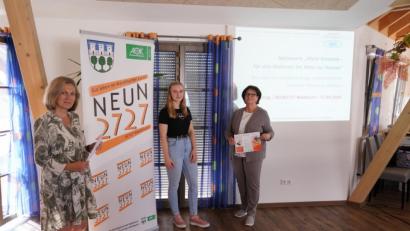 Bild: fvo
NEUN2727-Koordinatorin Doris Völkl begrüßt Paula Schäffler und Referentin und Wohnberaterin Anita Busch (von links)