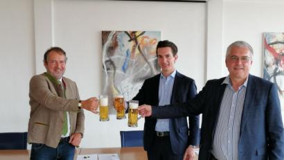 Bild: wpt
Johannes von Gemmingen-Hornberg (Mitte) stieß auf die Pacht mit den Bürgermeistern Frank Zeitler und Richard Tischler an.