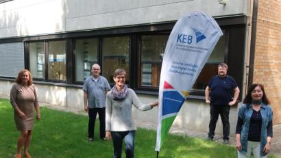 Bild: Hirsch
Die KEB-Vorsitzenden Christine Franke und Robert Glöckl, die Bildungsreferenten Eva Bräuer und Hartmut Meyer sowie Mitarbeiterin Irene Bierler (von links) werben für das Programm der Katholischen Erwachsenenbildung im Landkreis.