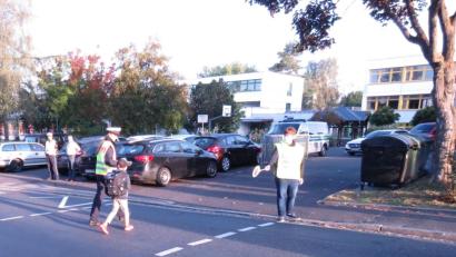 Bild: Polizei Amberg
Polizeimeisterin Anwìn Selina Dirrigl unterstützt einen Abc-Schützen mit Hilfe eines Schülerlotsens beim sicheren Überqueren der Fahrbahn vor der Willmannschule in Amberg.