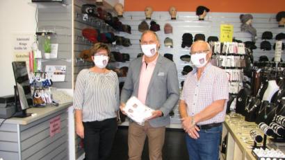Bild: knh
Bürgermeister Kammerer (Mitte) hat gemeinsam mit Horst Nickl (rechts) und Andrea Maier (links) die ersten Masken gleich selbst getestet.