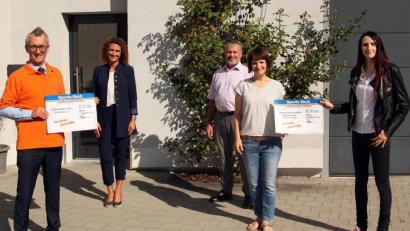 Bild: R. Kreuzer
Über die Spende der Spardabank freuen sich Peter Gmeiner (vorne, links) sowie Enikö Nagy (Zweite von rechts) und Stefanie Langner (rechts).