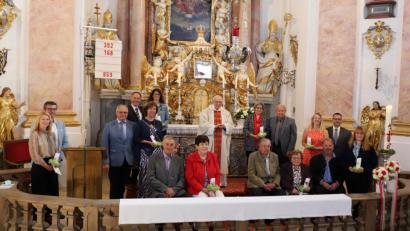 Bild: Pfarrei Münchenreuth/exb
Die Jubelpaare in der Kapplkirche zusammen mit Pfarradministrator Pater Friedhelm Czinczoll. Agnes und Franz Bartl (vorne, Mitte) standen vor 60 Jahren vorm Traualtar. Weiter wurden Eheleute geehrt, die vor 50, 40 und 25 Jahren geheiratet haben.