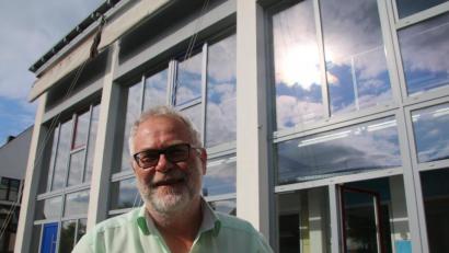 Bild: jrh
Zufriedener Bauunternehmer Otto Pravida vor seinem Pressather Bürogebäude.