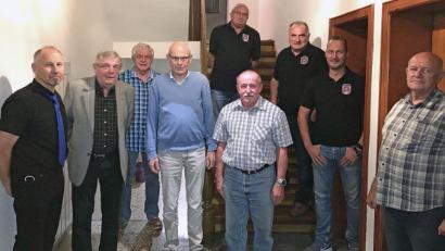 Bild: ü
Ehrungen bei der Reservistenkameradschaft Kirchenthumbach: Für das Bild legen (von links) Manfred Zettl, Fritz Fürk, Josef Regner, Werner Trenz, Georg Seemann, Horst Walter, Christian Fronhöfer, Jochen Lobenhofer und Josef Fenzl kurzzeitig die Mund-Nase-Bedeckungen ab..