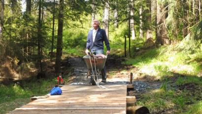 Bild: hai
Wegepate Eckhard Sander half bei Bau des Steges kräftig mit.