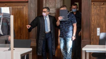 Archivbild: Armin Weigel/dpa
Der Angeklagte (Mitte) geht neben seinem Verteidiger in den Verhandlungssaal des Landgerichts.