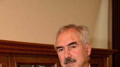 Bild: bey
24 Jahre lang führte Karl-Heinz Preißer den Markt Luhe-Wildenau als Bürgermeister. Für seine Verdienste wird ihm nun Ehrenbezeichnung Altbürgermeister verliehen.