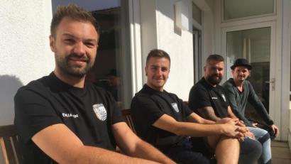 Bild: roa
Drei Mitglieder von Round Table 235 Amberg-Sulzbach fliegen am Sonntag nach Griechenland, um nach der Brandkatastrophe von Moria dort zu helfen, wo es am nötigsten ist. Von links: Benjamin List, Dominik Lenz und Sebastian Apfel. Manuel Kraus koordiniert von zu Hause aus.