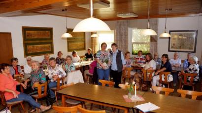 Bild: bkr
Im Namen der BRK-Gymnastikdamen dankte Else Hößl (stehend rechts) der unermüdlichen und zuverlässigen Übungsleiterin Wilma Bittner (stehend links).