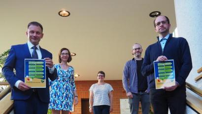 Bild: Bühner
Autor Michael Meier vom Bildungsbüro der Stadt Weiden (Erster von rechts) stellt den neuen Bildungsbericht der Stadt Weiden zusammen mit (von links) Oberbürgermeister Jens Meyer, Stabsstellen-Leiterin Roswitha Ruidisch, Integrationsbeauftragter Susanne Reinhardt und Bildungsbürokollegen Kevin Fischer vor.