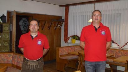 Bild: mmj
Bernhard Grau (links) wurde als Vorsitzender des Bayern-Fanclubs "Wildes Bergvolk" bestätigt, zu seinem Stellvertreter wählten die Mitglieder Marco Gräbner.
