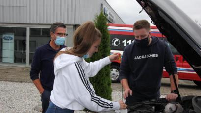 Bild: kro
Anna-Lena Baumgärtl beim Prüfen des Motorölstandes. Die Fahrlehrer Otto Gradl (links) und Dominic Zeitler schauen genau hin.