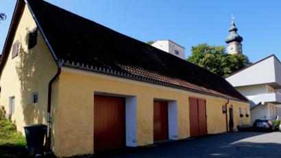 Bild: le
Die unmittelbare Nähe zum Heimatmuseum spricht für die gänzliche Nutzung des bestehenden Nebengebäudes ( frühere fürstliche Stallung ) zur Unterbringung landwirtschaftlicher Exponate.