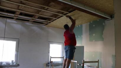 Bild: lei
Kommandant Reinhard Vogel legt Hand an bei den Umbauarbeiten im künftigen Umkleideraum der Feuerwehr Hirschbach.