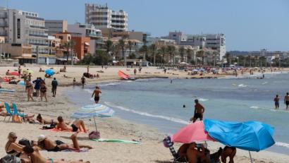Symbolbild: Clara Margais
Touristen genießen die Sonne am Strand Can Pastilla auf der Insel Mallorca.