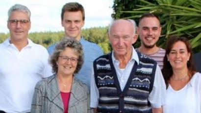 Bild: lgc
Jubilar Max Bößl mit seinen drei Kindern und zwei seiner fünf Enkel.