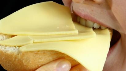 Symbolbild: Fredrik von Erichsen/dpa
Ein Hersteller aus Hessen ruft Schnittkäse wegen Salmonellen zurück.