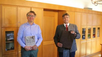 Bild: sne
Forstbetriebsleiter Philipp Bahnmüller (links) und Bürgermeister Edgar Knobloch vereinbaren eine hoffentlich erfolgreiche Zusammenarbeit.