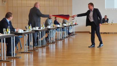 Bild: Bühner
Den Eures-Schirm als Abschiedsgeschenk überreicht Arbeitsagenturchef Thomas Würdinger an Helmut Fiedler, den ehemaligen alternierenden Vorsitzenden.