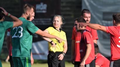 Bild: btg
Schiedsrichterin Anna-Lena Mayer (Mitte) hatte beim Spiel FC Weiden-Ost gegen den SC Kirchenthumbach alle Hände voll zu tun. Doch die Unparteiische behielt in hitziger Atmosphäre stets den Überblick.