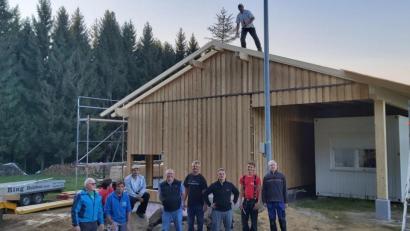 Bild: eib
Einen spontanen Richtspruch richtete Zimmerermeister Christian Ring auf der Dachspitze an die Zimmerleute und das Helferteam des WSV-Schönsee.