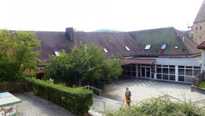 Bild: jp
Derzeit laufen die Planungsarbeiten für die Generalsanierung der Volksschule und der Turnhalle in Kastl. Im Bild rechts- ist das Flachdach der Aula zu sehen, bis zu der die Sanierung erfolgt.