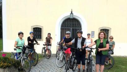 Bild: boj
Die Teilnehmer an der Radltour mit spirituellen Impulsen machten Stopp an der Johannisbergkirche. Mit den Kontaktbeschränkungen hatte die Gruppe im Freien keine Probleme.