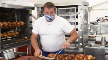 Bild: Petra Hartl
Festwirt Reinhard Gschrey in seinem Element, auch mit Maske: Der neue Festwirt freut sich, dass seine Idee von der "Dult light", mit Biergarten und Essen zum Mitnehmen, in Amberg so gut angekommen ist.