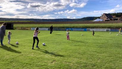 Bild: fnk
Mit viel Abstand, Hygieneregeln, Mundschutz und Teilnehmerdokumentation starten nun auch die „Kleinsten“ beim Turnen auf dem Sportplatz des FC Großalbershof wieder in Aktion.