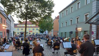 Bild: lg
Die Stadtkapelle verwandelte den Marktplatz am Samstagabend in eine Konzertarena, in der Publikum und Musiker im Abstand platziert waren.