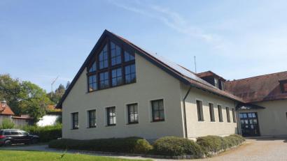 Bild: exb
Das Rathaus wurde neu gestrichen, dem Bürgermeister gefällt der neue Anstrich "jeden Tag besser".