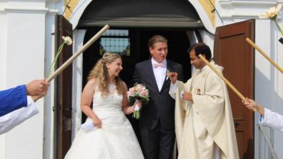 Bild: soj
Das Brautpaar hat's geschafft. Pfarrer Pater Anish George gratuliert. .