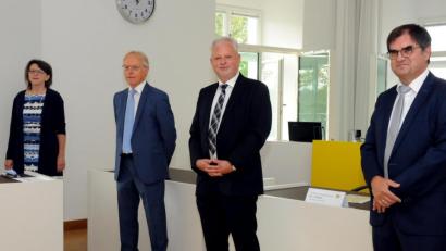 Bild: Stephan Huber
Zum Führungswechsel beim Amtsgericht kamen der Präsident des Oberlandesgerichts Nürnberg, Thomas Dickert (Mitte) und seine Stellvertreterin Waltraut Bayerlein (links) nach Amberg. Sie verabschiedeten den langjährigen Direktor Ludwig Stich (Zweiter von links) in den Ruhestand und begrüßten dessen Nachfolger Stefan Täschner (rechts).