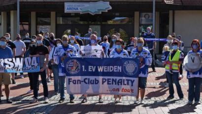 Bild: gb
Fans der Blue Devils Weiden protestierten vor der Hans-Schröpf-Arena.