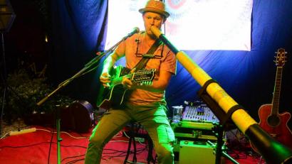 Bild: Kunz
Der österreichische Musiker Pete Hoven überzeugte auf der Live Stage mit Didgeridoo, Gitarre und Stimme.